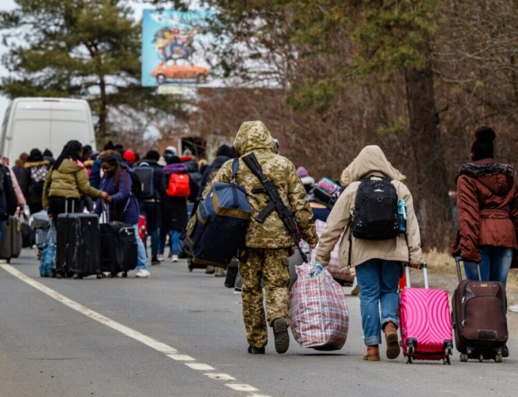 Різні країни змінюють правила перебування українських біженців