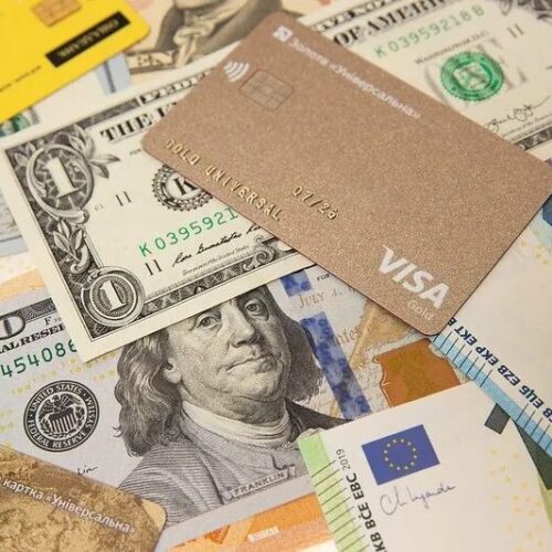 Нацбанк запроваджує ліміти використання валютних карток за кордоном