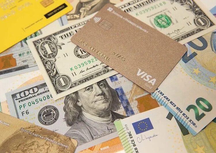 Нацбанк запроваджує ліміти використання валютних карток за кордоном