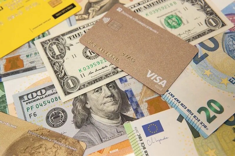 Нацбанк запроваджує ліміти використання валютних карток за кордоном
