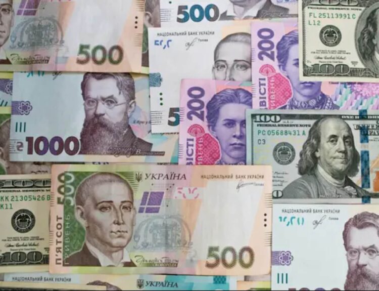 Долар падає в ціні: як змінився курс валют в Україні