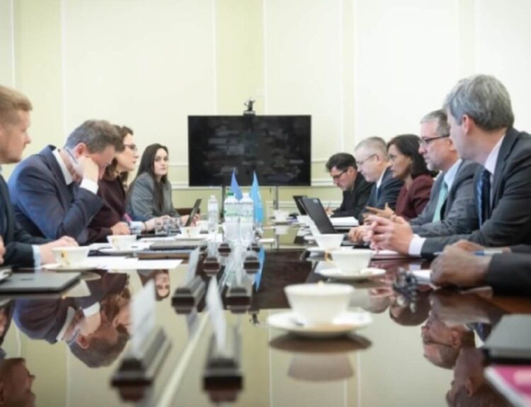 Україна обговорює економічну співпрацю з МВФ